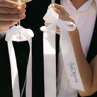 Každý detail na svatbě může být jedinečný! ✨ Hledáte originální způsob, jak vytvořit jmenovky na svatební tabuli?...